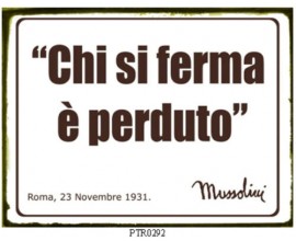 MUSSOLINI   TARGA IN LATTA ANTICHIZZATA CHI SI FERMA E' PERDUTO