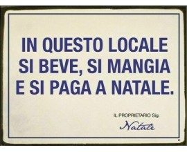 IN QUESTO LOCALE SI MANGIA E SI PAGA A NATALE TARGA IN LATTA ANTICHIZZATA